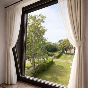Großzügiges Fenster mit Blick ins Grüne | Large Window with Garden View
