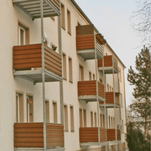 Mehrfamilienhaus mit neuen Balkonen | Apartment Building with Modern Balcony Structures