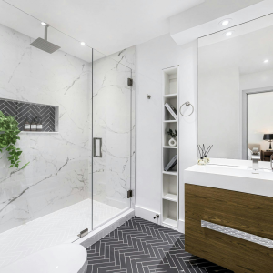 Elegantes Badezimmer mit Glasdusche | Elegant Bathroom with Glass Shower