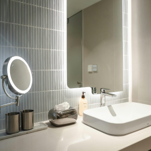Moderner Waschbereich mit LED-Spiegel | Modern Wash Area with LED Mirror