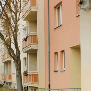 Wohnhaus mit Balkonen in warmen Farbtönen | Residential Building with Warm-Colored Balconies