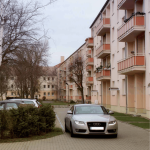 Innenhofanlage mit Parkmöglichkeiten | Courtyard Area with Parking Spaces