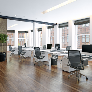 Moderne Open-Space Bürofläche mit großzügiger Fensterfront | Modern Open-Plan Office with Expansive Window Front