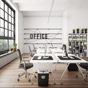 Loftbüro mit Industrieflair und großen Sprossenfenstern | Loft-Style Office with Industrial Character