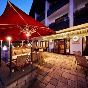 Hotelterrasse mit Sitzbereich am Abend | Hotel Terrace with Seating Area in the Evening