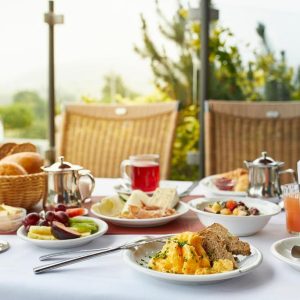 Reichhaltiges Frühstück mit regionalen Spezialitäten | Rich Breakfast with Regional Specialties