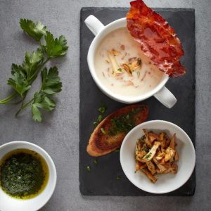 Cremige Suppe mit knuspriger Beilage | Creamy Soup with Crispy Garnish