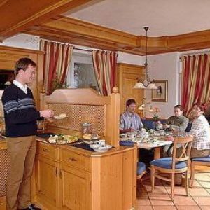 Frühstücksraum mit Buffetbereich | Breakfast Room with Buffet Area