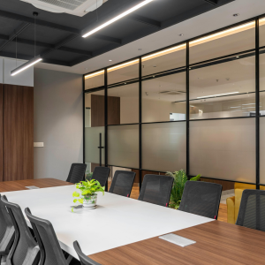 Repräsentativer Besprechungsraum mit Glaswänden | Modern Conference Room with Glass Partitions