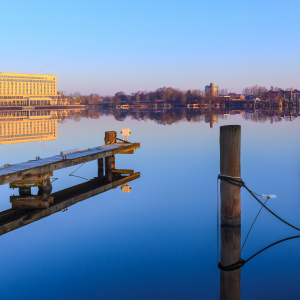 Wilhelmshaven am Großen Hafen mit Spiegelung im Wasser | Wilhelmshaven at the Great Harbour with Water Reflection