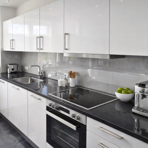 Hochglanzküche mit klarer Linienführung | High-Gloss Kitchen with Clean Lines