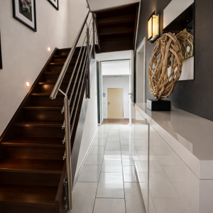 Moderner Eingangsflur mit eleganter Holztreppe | Modern Entrance Hall with Elegant Wooden Staircase