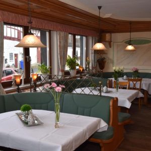 Restaurant mit gemütlichem Wintergarten | Restaurant with Cozy Conservatory