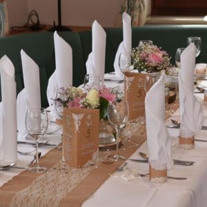 Festlich gedeckter Tisch für besondere Anlässe | Festively Set Table for Special Occasions
