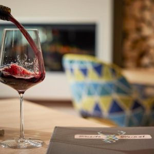 Rotwein im stilvollen Restaurantambiente | Red Wine in Elegant Restaurant Setting