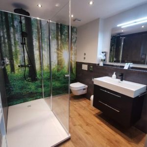 Modernes Badezimmer mit Glasdusche | Modern Bathroom with Glass Shower