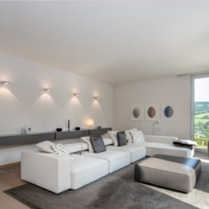 Moderner Wohnbereich mit Panoramafenster | Modern Living Area with Panoramic View
