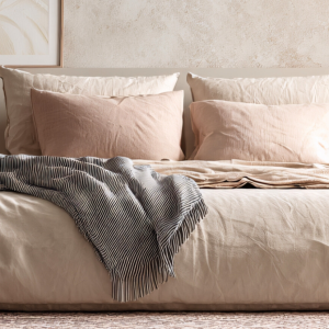 Schlafzimmer in warmen Naturtönen | Bedroom in Warm Natural Tones