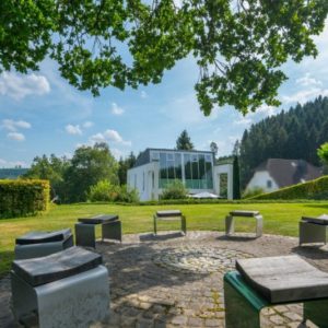 Weitläufiger Garten mit Sitzplatz | Spacious Garden with Seating Area