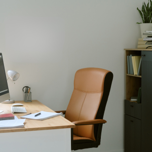 Moderner Einzelarbeitsplatz mit warmen Holzdetails | Modern Workspace with Warm Wood Accents