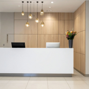 Repräsentativer Empfang mit klarer Linienführung | Contemporary Reception Area with Clean Design