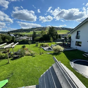 Großzügiges Gartengrundstück mit Fernblick | Spacious Garden with Panoramic Views