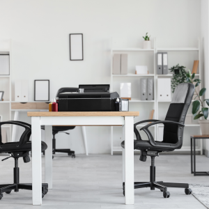 Funktionaler Büroraum in moderner, reduzierter Optik | Functional Office Space with Modern Minimal Design