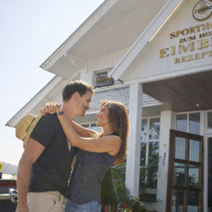 Paar bei der Ankunft am Hotel | Couple Arriving at the Hotel