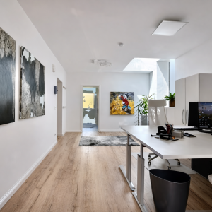 Modernes Büro mit großzügigem Arbeitsbereich | Contemporary Office with Spacious Workspace