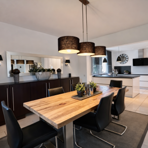 Stilvoller Wohn- und Essbereich mit offener Küche | Stylish Living and Dining Area with Open Kitchen