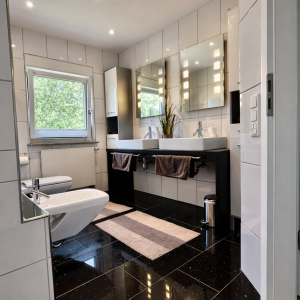 Großzügiges Badezimmer mit Doppelwaschtisch und moderner Beleuchtung | Spacious Bathroom with Double Vanity and Modern Lighting