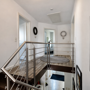 Moderner Treppen- und Galerieflur mit stilvollen Designelementen | Contemporary Stair Landing with Stylish Design Elements