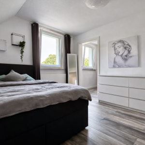 Helles Schlafzimmer mit modernem Komfort | Bright Bedroom with Modern Comfort