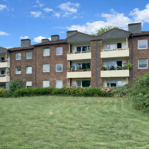 Wohnanlage mit Balkonen und Grünfläche | Residential Complex with Balconies and Green Area