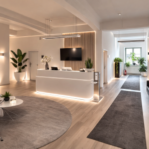 Exklusiver Empfangsbereich mit moderner Lichtinszenierung | Premium Reception Area with Contemporary Lighting Design
