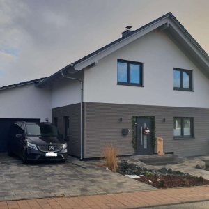 Zeitgemäßes Einfamilienhaus mit klarer Linienführung | Contemporary Single-Family Home with Clean Architectural Lines