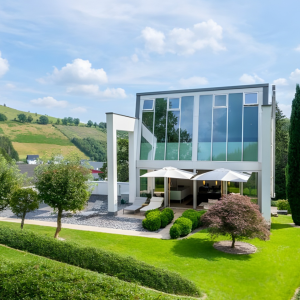 Gartenansicht der Villa mit Panoramafenstern | Garden View of Villa with Panoramic Windows