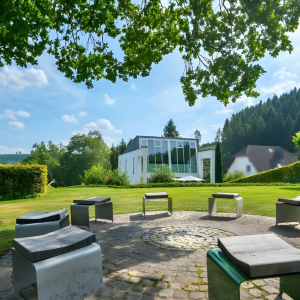 Weitläufiger Garten mit Sitzplatz | Spacious Garden with Seating Area