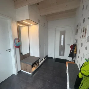 Großzügige Diele mit Einbauschränken | Spacious Entrance Hall with Built-In Storage