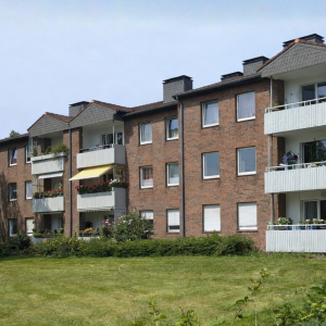 Backsteinfassade mit Balkonen | Brick Façade with Balconies