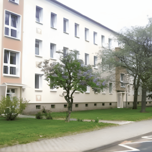 Wohnhaus in grüner Umgebung | Residential Building Surrounded by Greenery