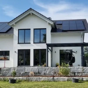 Moderne Hausfassade mit Wintergarten | Modern Exterior with Conservatory