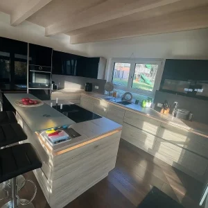 Exklusive Einbauküche mit Kochinsel | Exclusive Fitted Kitchen with Island