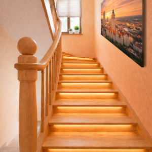 Stilvolles Treppenhaus mit indirekter Beleuchtung | Elegant Staircase with Indirect Lighting
