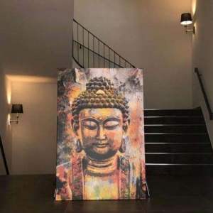 Eingangsbereich mit modernem Kunstwerk | Entrance Area with Modern Artwork