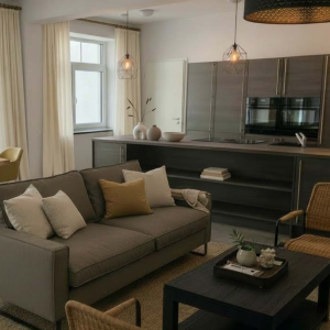 Wohnbereich mit moderner Einbauküche | Living Area with Modern Fitted Kitchen