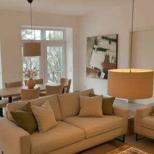Wohn- und Essbereich mit großen Fensterfronten | Living and Dining Area with Large Windows