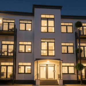 Wohngebäude mit beleuchteten Balkonen | Residential Building with Illuminated Balconies