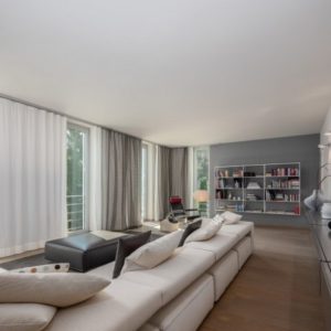 Wohnzimmer mit Panoramaausblick ins Sauerland | Living Room with Panoramic View of the Sauerland