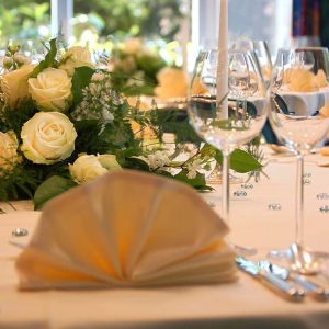 Elegante Tischdekoration mit Rosen | Elegant Table Decoration with Roses